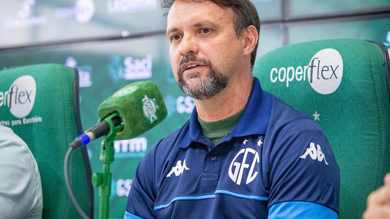 Guarani: Maurício diz que gramado em Brusque é “vergonha” e analisa nova derrota