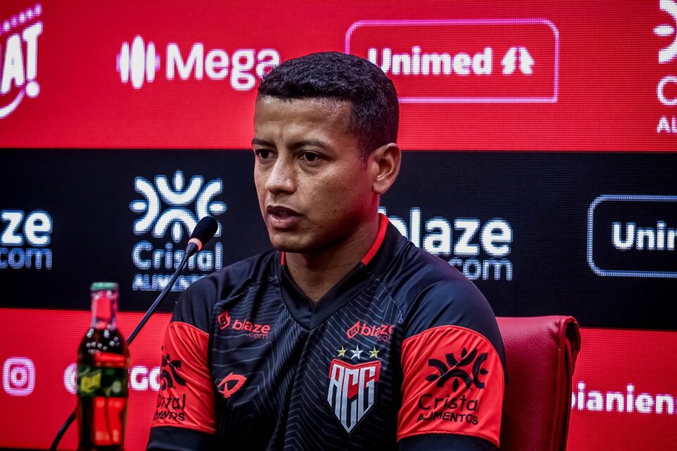 Ponte Preta: diretoria negocia com lateral de saída do Atlético-GO