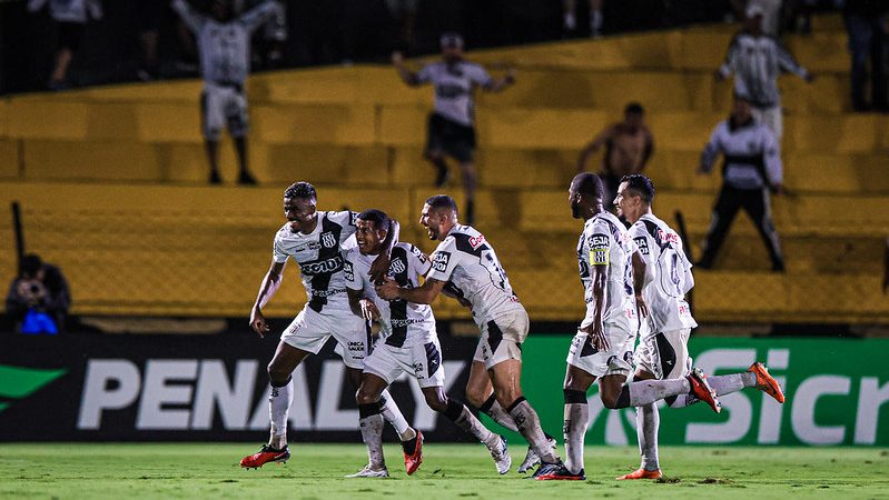 Ponte Preta: Valentim valoriza vitória jogando com um a menos