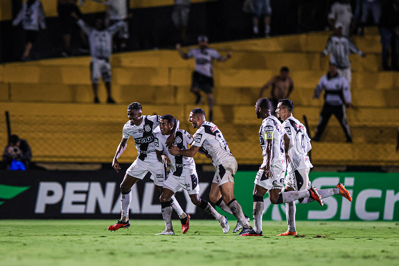 Ponte Preta: Valentim valoriza vitória jogando com um a menos