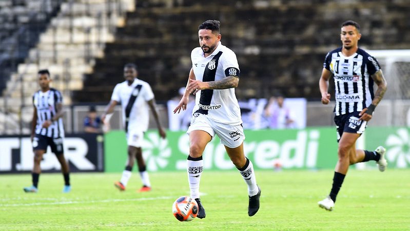 Ponte Preta: mais magro, Elvis acirra disputa pela titularidade
