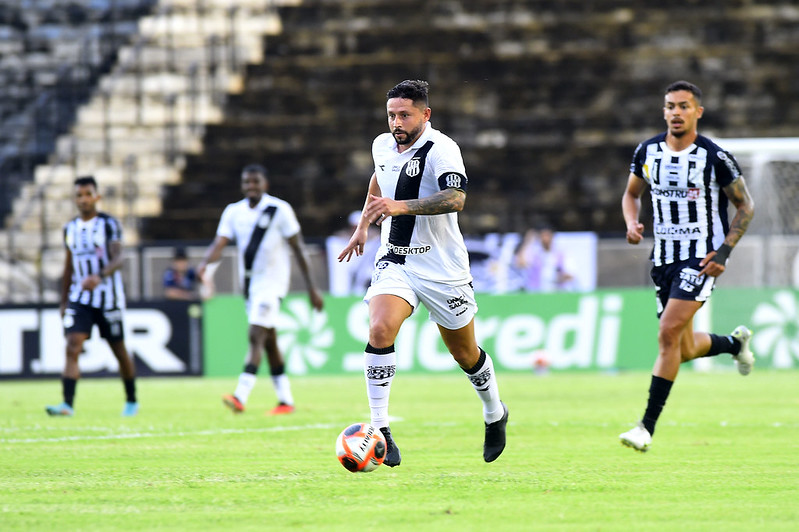 Ponte Preta: mais magro, Elvis acirra disputa pela titularidade