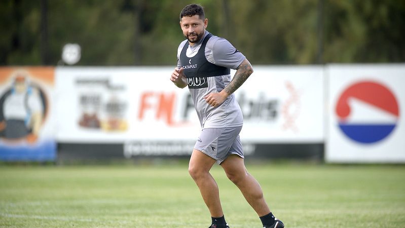 Ponte Preta: Elvis e Walisson Maia oficializam pedidos de saída e aguardam diretoria