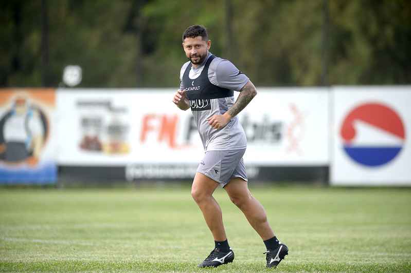 Ponte Preta: Elvis e Walisson Maia oficializam pedidos de saída e aguardam diretoria