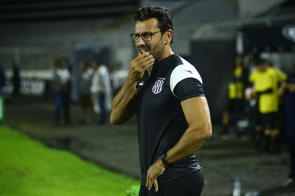 Ponte Preta: Valentim elogia atuação e diz que chuva atrapalhou contra o Corinthians