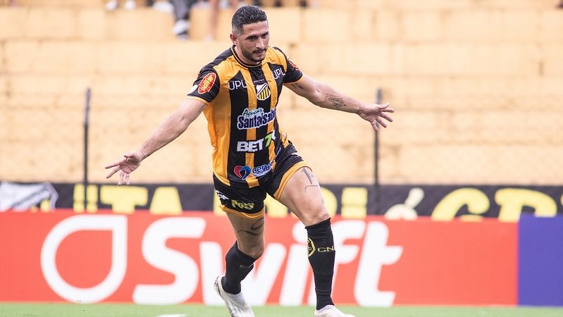 Ponte Preta: Eberlin admite interesse em Danilo Barcelos