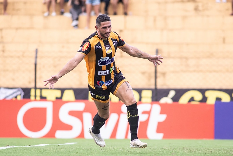 Ponte Preta: Eberlin admite interesse em Danilo Barcelos