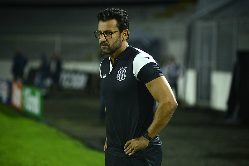 Ponte Preta: Valentim lamenta eliminação e pede foco no “principal objetivo”