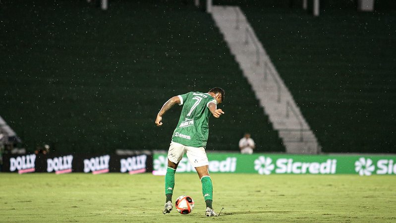 Guarani: após saída de Bilu, diretoria negocia renovação com atacante