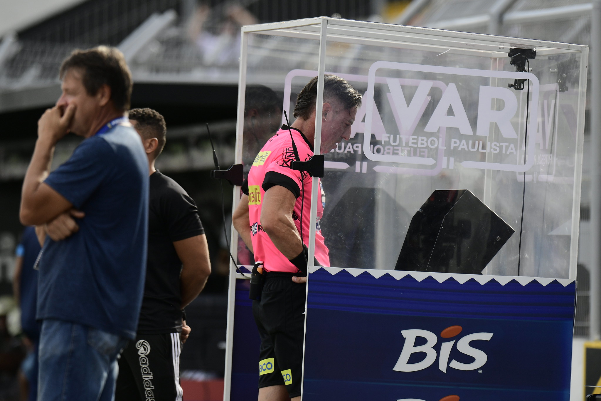 Dérbi 209: áudio do VAR mostra Claus inseguro ao expulsar Lucas Rafael
