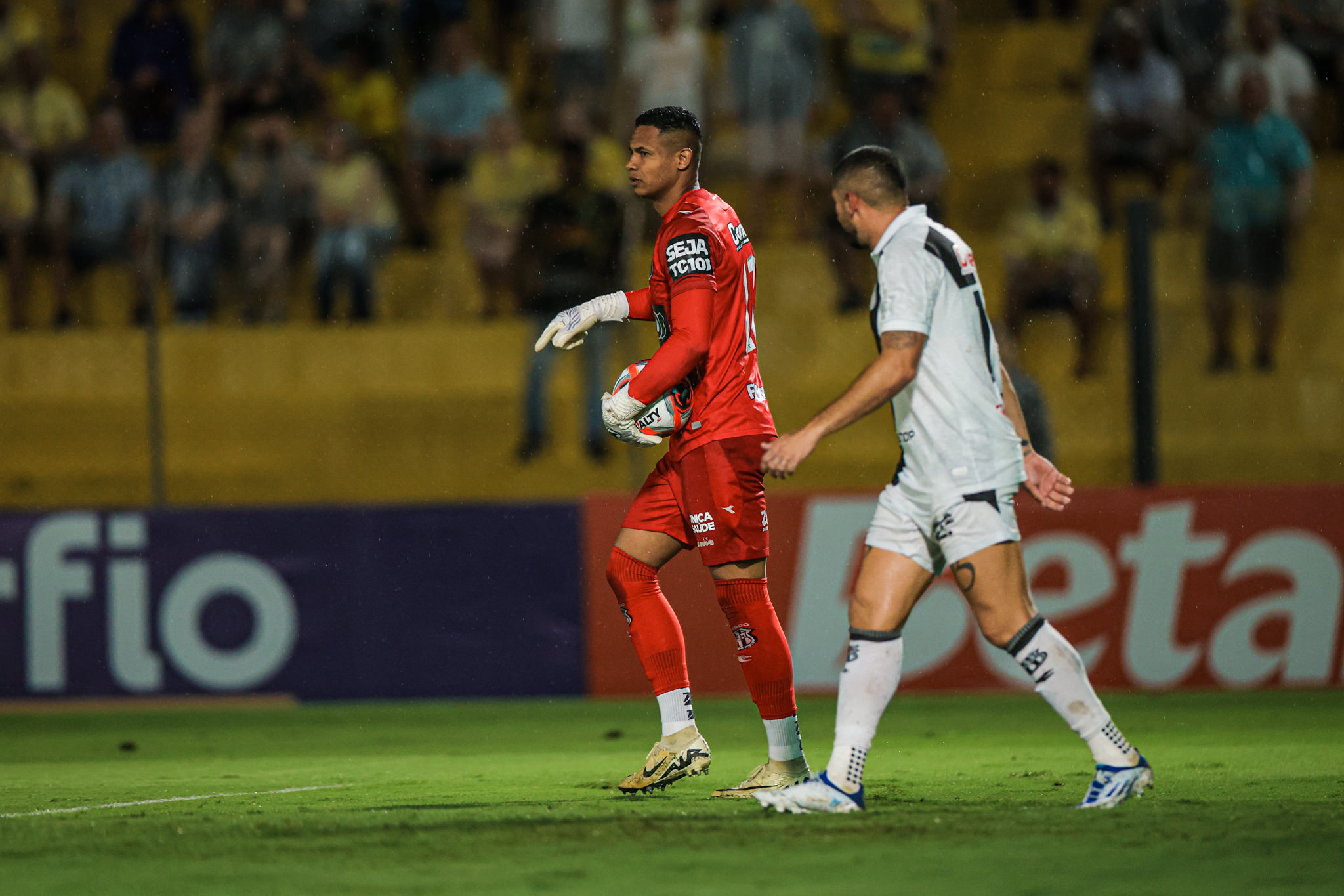Ponte Preta: após liberar dupla, diretoria tenta segurar dois titulares
