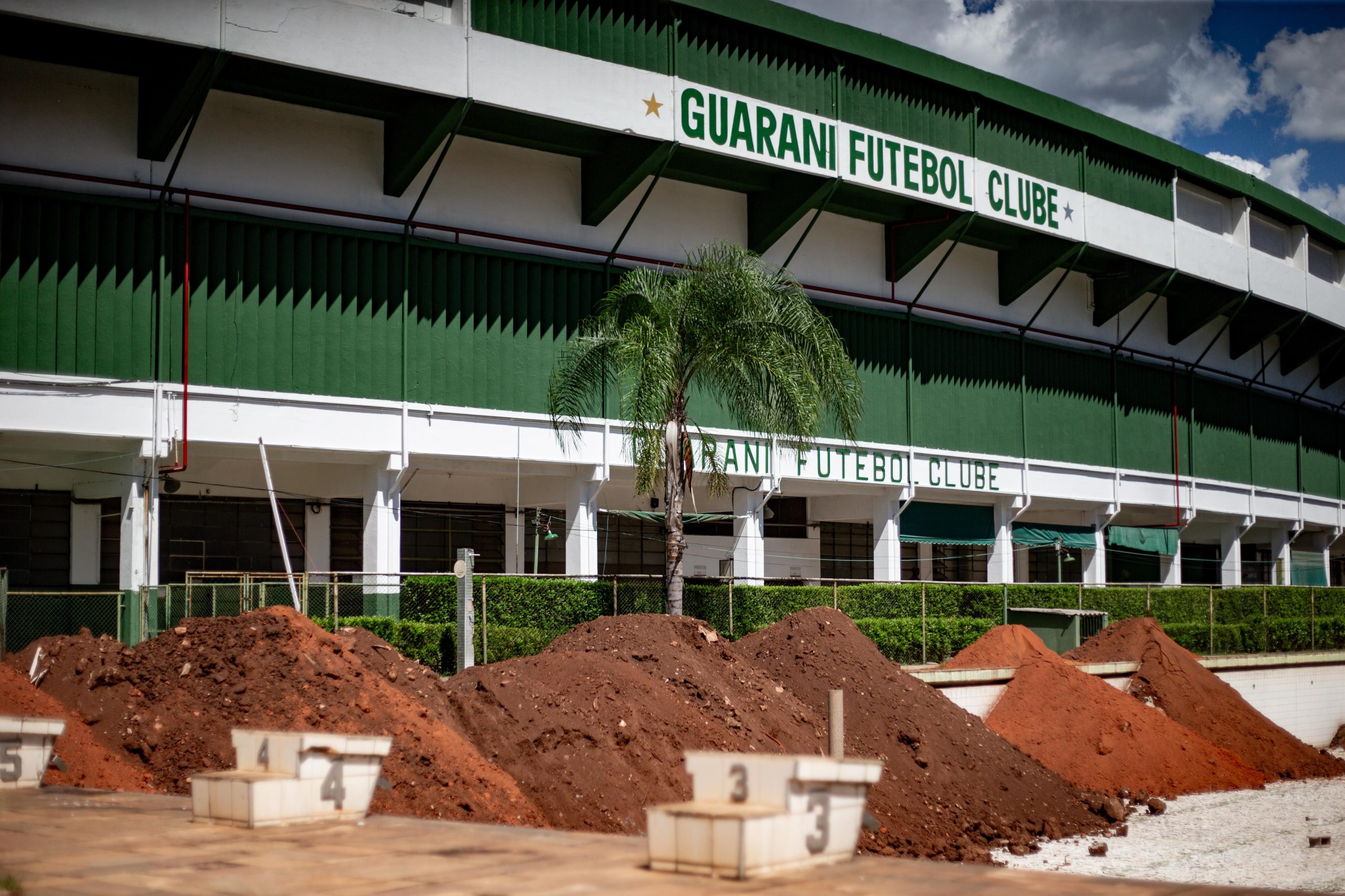 Guarani: piscina olímpica no Brinco de Ouro será substituída por quadras esportivas