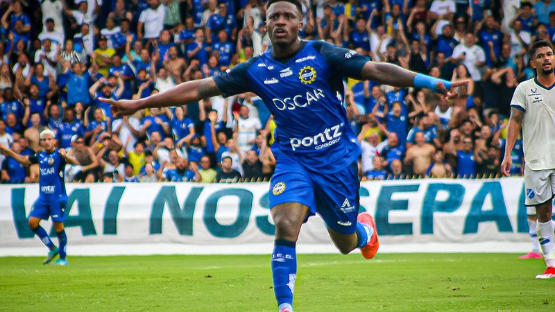 Guarani: atacante é contratado e Bugre chega a sete reforços