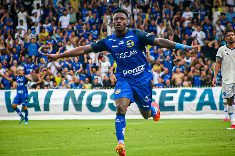 Guarani: atacante é contratado e Bugre chega a sete reforços