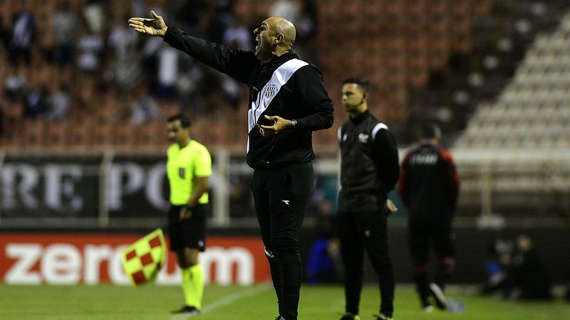 Ponte Preta: Douglas exalta união do grupo e recuperação de Jeh