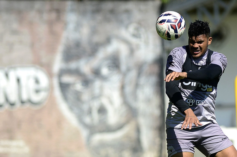 Ponte Preta: Valentim testa mudanças e coloca Jeh entre os titulares