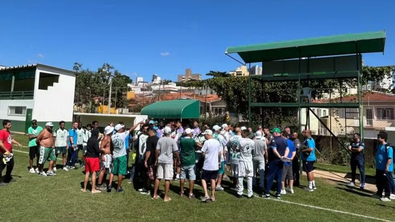 Guarani: invasão em treino é controlada em conversa com Elano e elenco