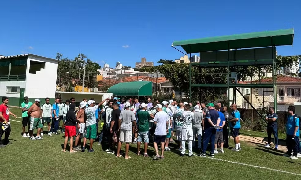 Guarani: invasão em treino é controlada em conversa com Elano e elenco