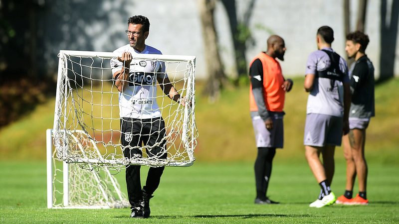 Ponte Preta: Valentim mantém base titular, mas faz testes na formação