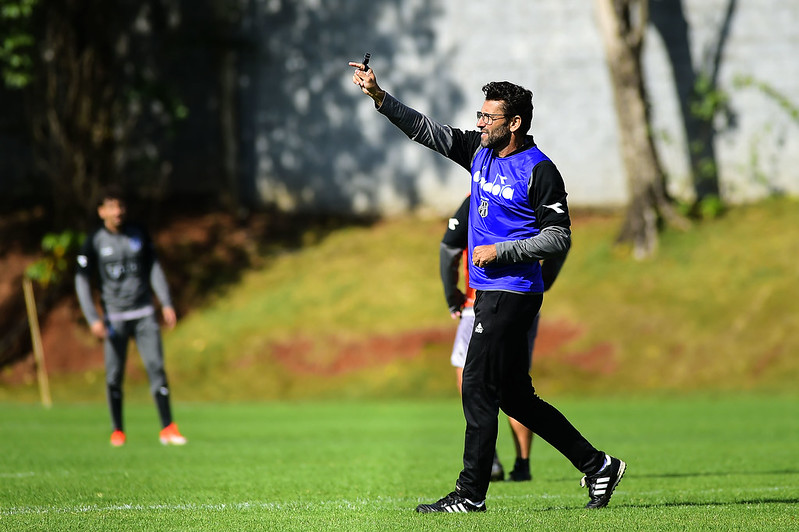 Ponte Preta: Valentim ensaia estreia e cinco mudanças para enfrentar o ABC
