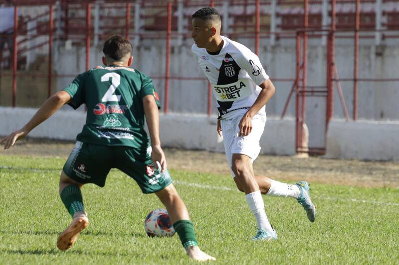 Ponte Preta: Valentim promove lateral-esquerdo da base