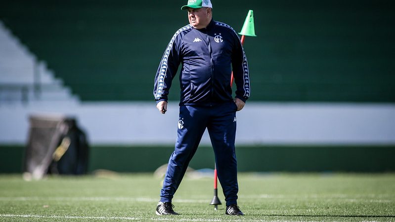 Guarani: pressionado, Marcelo Fernandes ensaia mudanças para enfrentar o Náutico