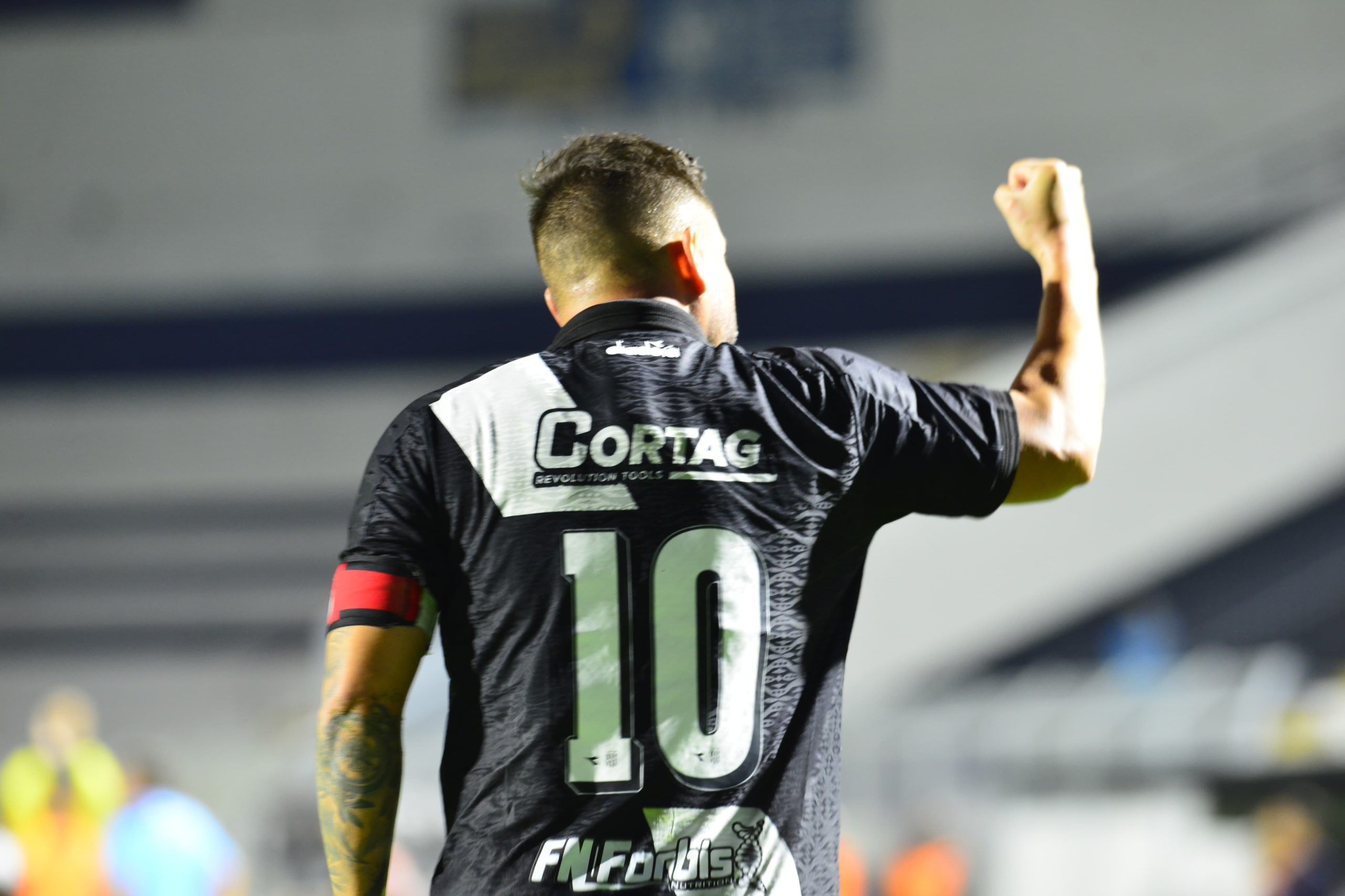 Ponte Preta: saída de Cristiano abre espaço para Elvis voltar a usar camisa 10