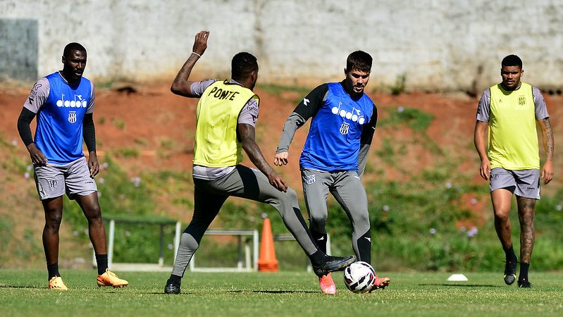 Ponte Preta: Fernandes planeja time com três zagueiros e convoca destaques da base
