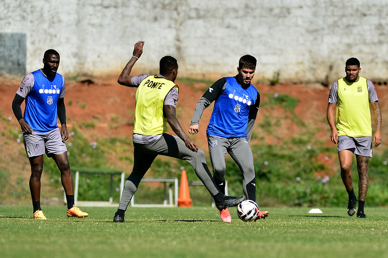 Ponte Preta: Fernandes planeja time com três zagueiros e convoca destaques da base