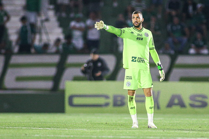Guarani: com Fernando Miguel na mira, clube avalia o que fazer com os goleiros do elenco