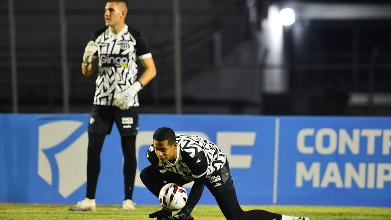 Guarani: com titular da Ponte na lista, diretoria avalia goleiros experientes