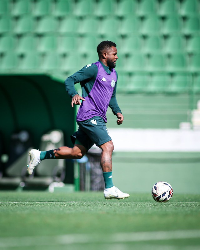 Guarani: Cicinho ou Justen? Matheus Costa avalia dupla e mantém disputa na lateral direita
