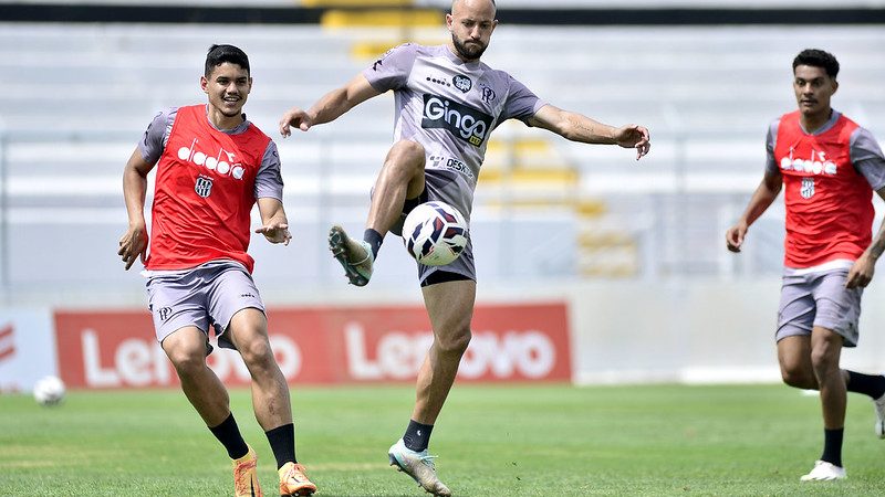 Ponte Preta: Diego Tavares cresce e acirra disputa por titularidade no dérbi
