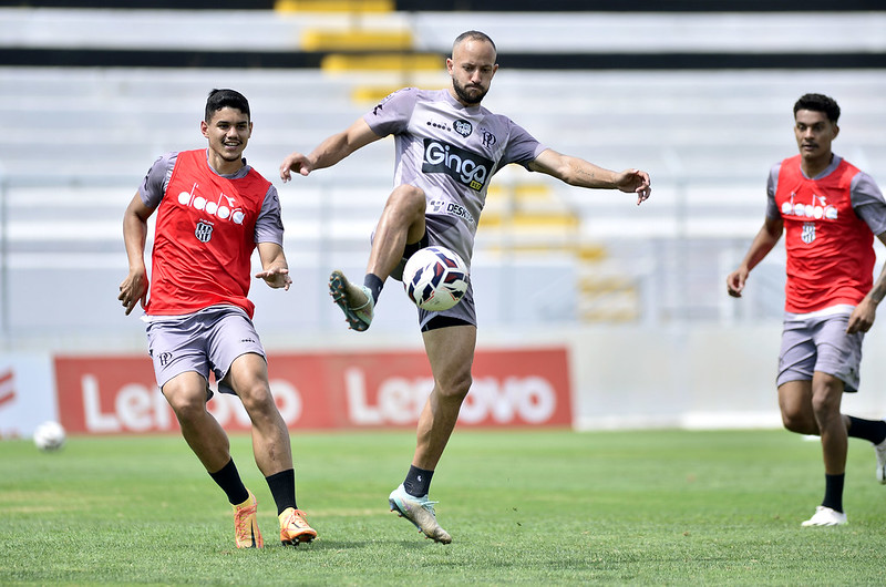 Ponte Preta: Diego Tavares cresce e acirra disputa por titularidade no dérbi