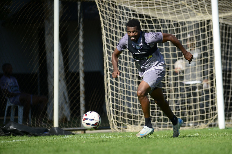 Ponte Preta: insatisfeito com salários atrasados, Pacheco não viaja para estreia na Série B