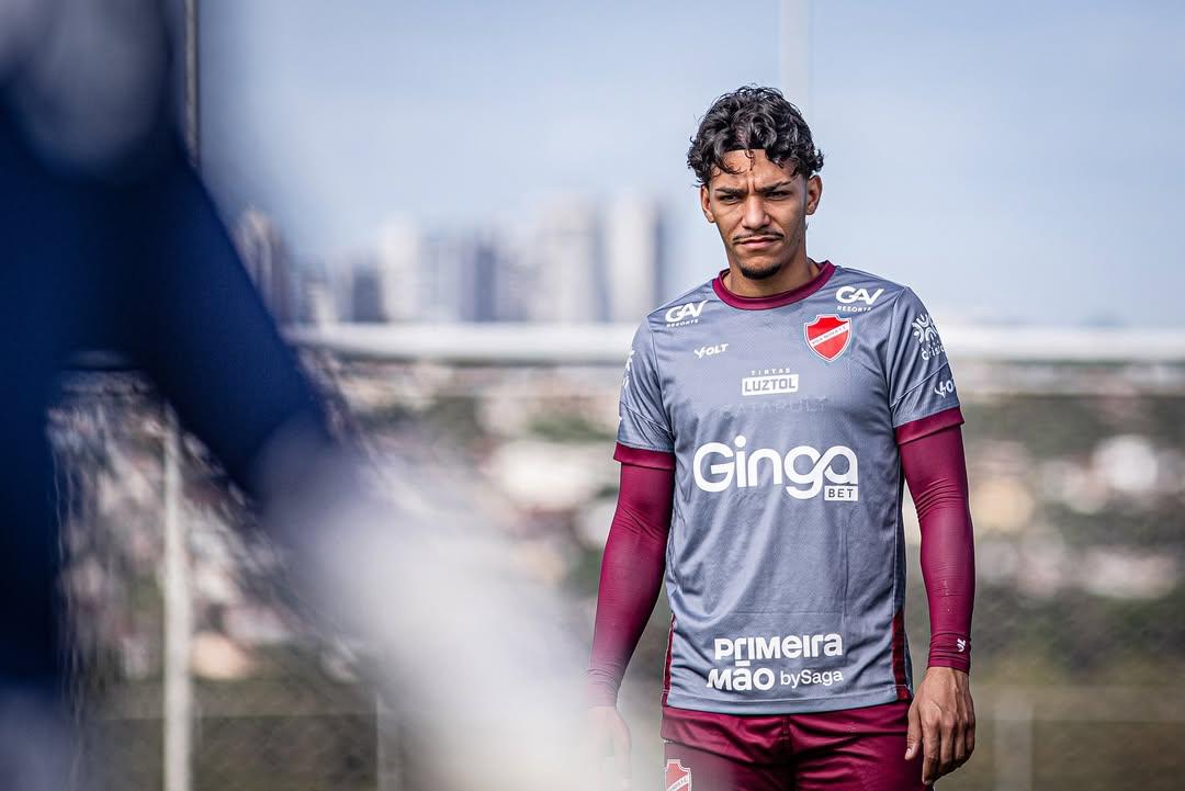 Guarani: sem sucesso por Igor Henrique, diretoria avança em negociação por volante do Vila Nova