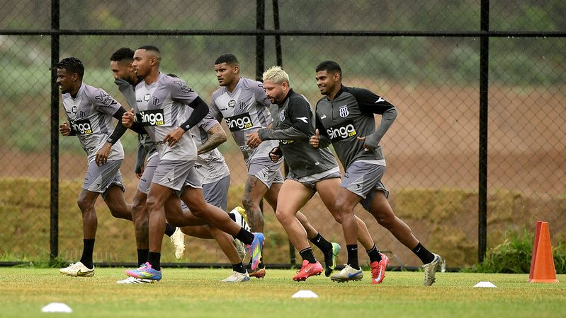 Ponte Preta: diretoria acerta um mês de salário atrasados e se aproxima de acordo com elenco