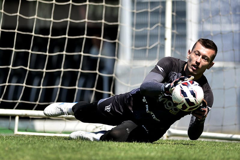Ponte Preta: terceiro goleiro aciona Justiça e cobra R$ 430 mil por falta de pagamentos