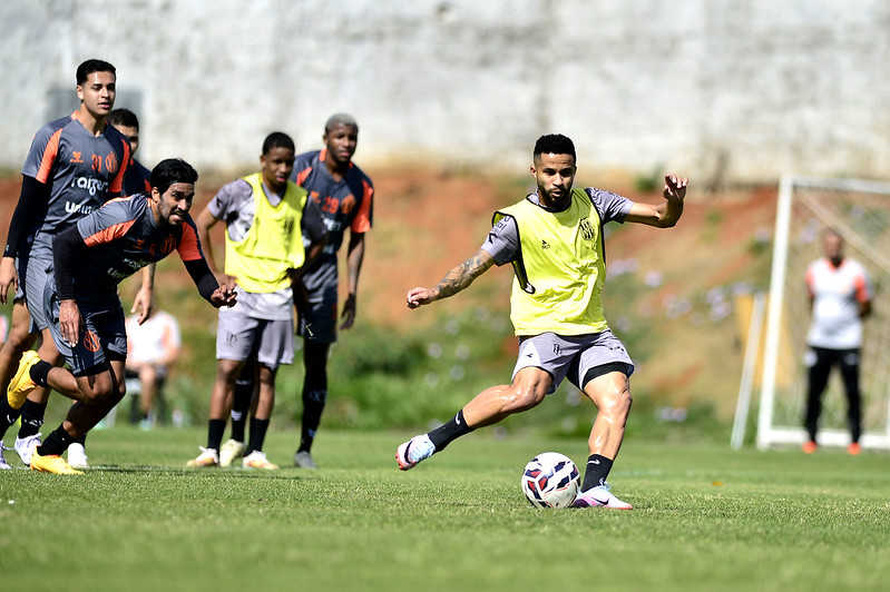 Ponte Preta: Serginho aceita proposta e confirma renovação até o fim de 2026