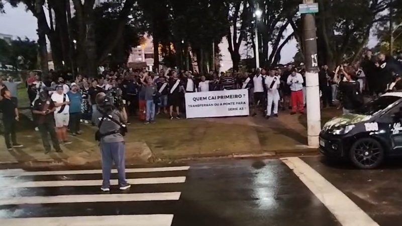 Ponte Preta: Torrano e Eberlin são alvos de protestos da torcida em frente ao Majestoso