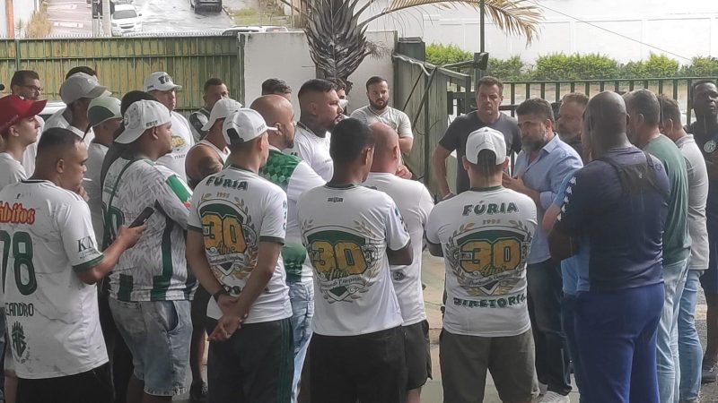 Guarani: Fúria Independente faz protesto no Brinco e recebe explicações da diretoria