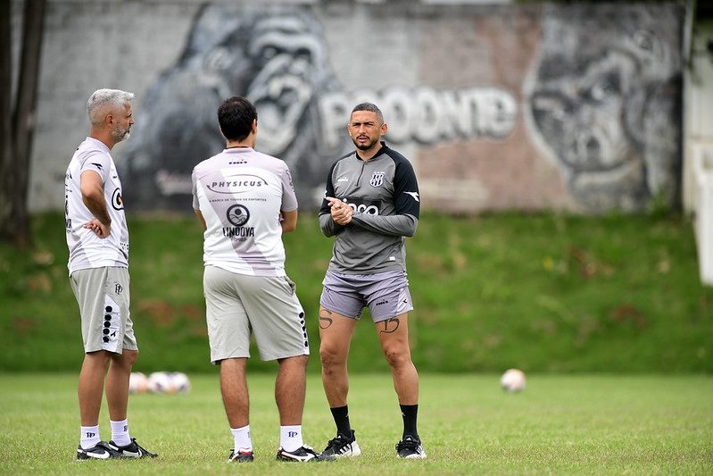 Ponte Preta: diretoria estuda proposta para renovação e “nova posição” para Barcelos