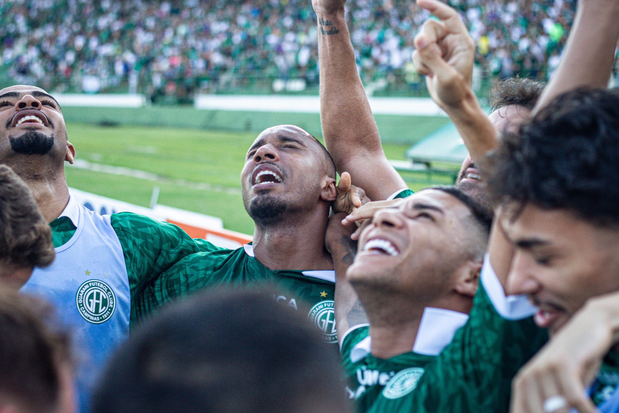 “Fica, Eberlin”: comemoração do Guarani é marcada por provocações ao momento da Ponte