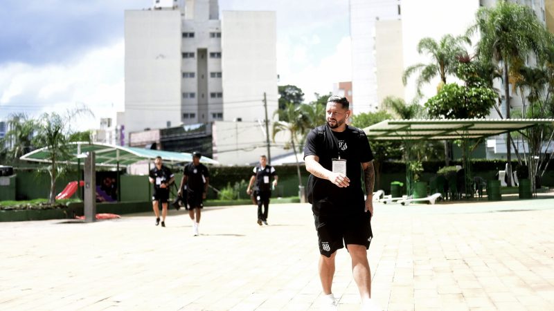 Decepcionou? Volta de Elvis tem discussão com Diogo Silva e derrota no dérbi