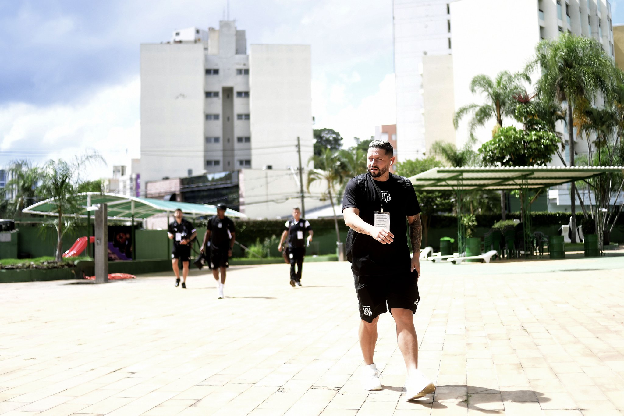 Decepcionou? Volta de Elvis tem discussão com Diogo Silva e derrota no dérbi