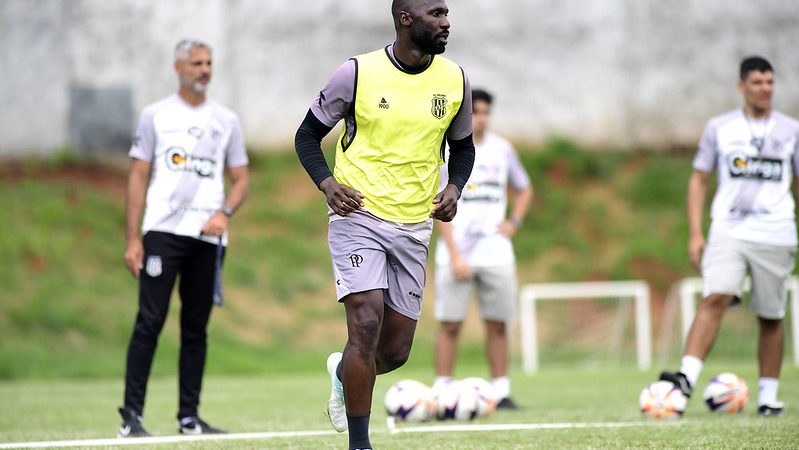 Ponte Preta: Rodrigo Souza é testado em nova função com Rodrigo Santana