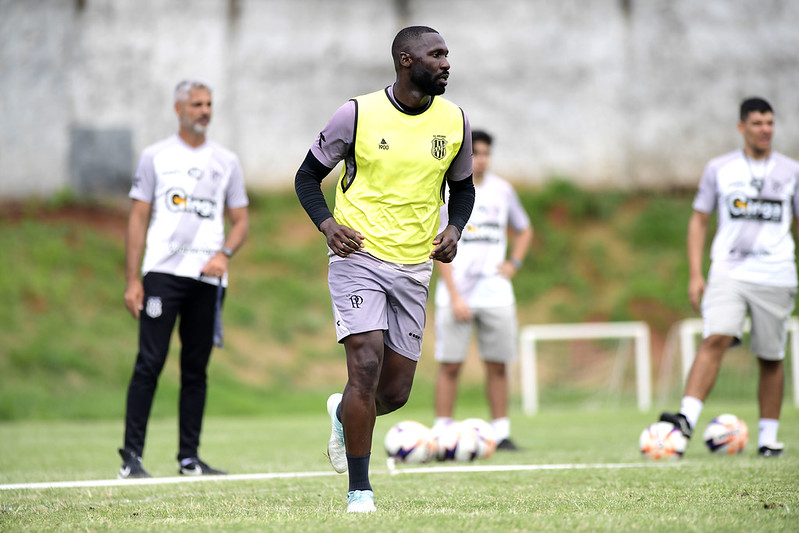 Ponte Preta: Rodrigo Souza é testado em nova função com Rodrigo Santana