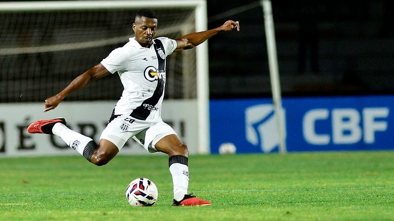 Ponte Preta: Pacheco consegue rescisão na Justiça; lateral faz rifa para ajudar nas contas