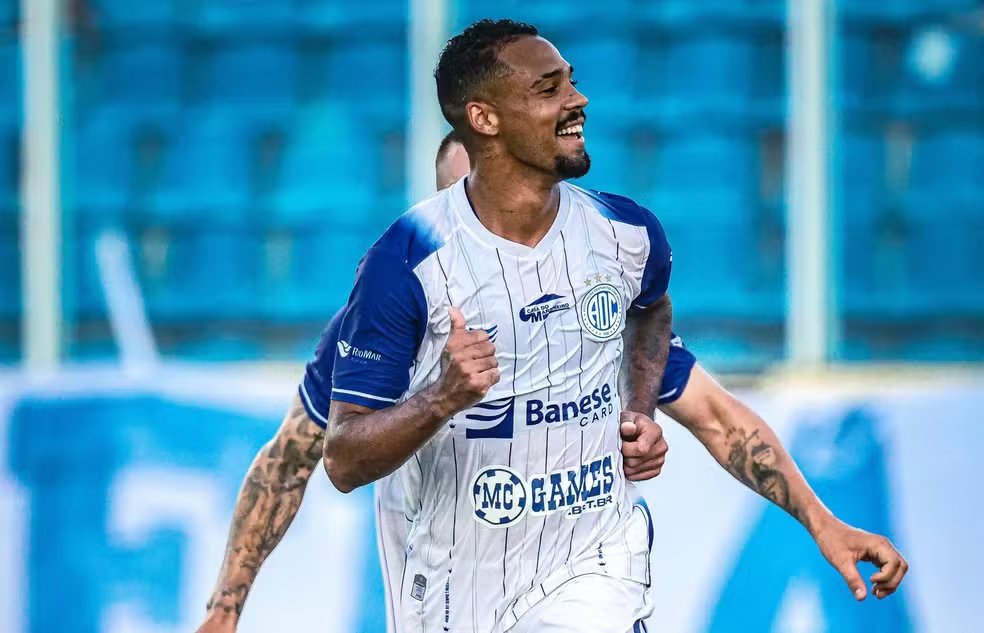 Ponte Preta: diretoria oficializa vice-artilheiro do Sergipano e acirra disputa por camisa 9
