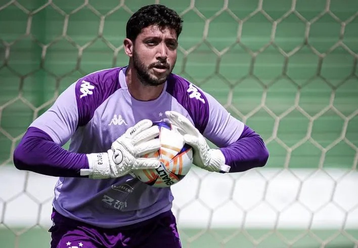 Guarani: Caíque França se desculpa por noite infeliz e recebe respaldo no vestiário